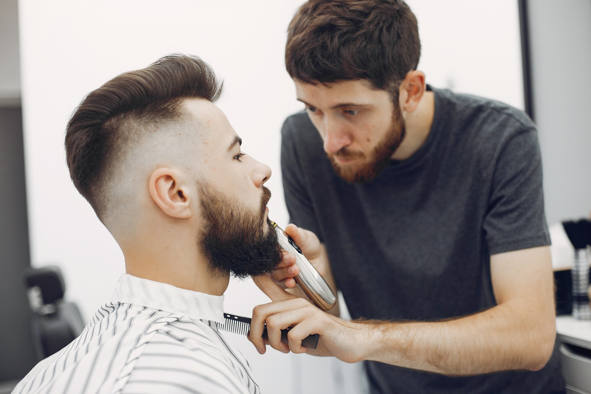hombre-elegante-sentado-barberia