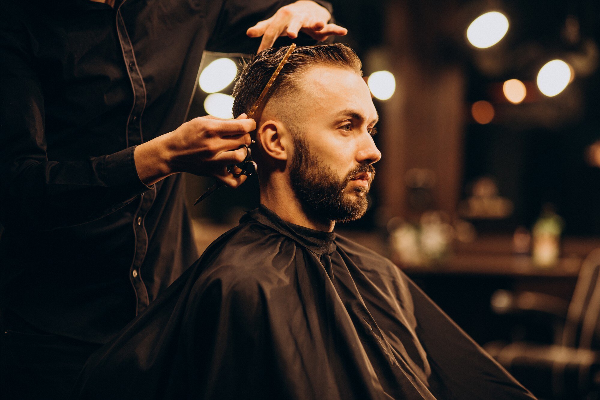 joven-barberia-cortando-cabello